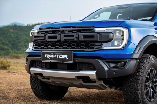Một điểm nhấn nổi bật của Ranger Raptor là hệ thống giảm xóc FOX 2,5 inch thế hệ mới với công nghệ van kiểm soát thích ứng địa hình theo thời gian thực điều khiển điện tử.