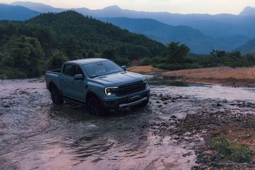 Ranger Raptor còn được trang bị hệ thống Trail Control, tương tự như cruise control dành cho off-road. Người lái chỉ cần thiết lập tốc độ mong muốn (dưới 32 km/h), hệ thống sẽ tự động điều chỉnh ga và phanh, giúp người lái tập trung điều khiển vô-lăng khi di chuyển qua địa hình khó.