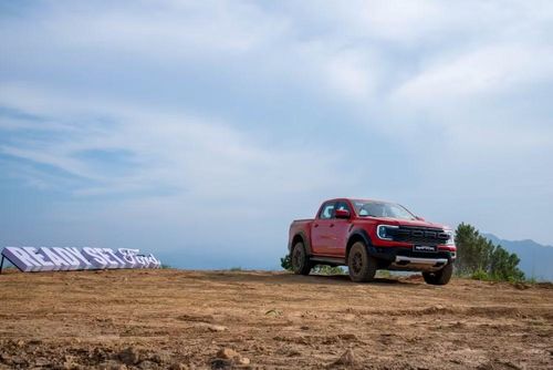 Giá bán được Ford Việt Nam khuyến nghị với dòng Raptor 3.0 V6 EcoBoost bản xăng là 1,448 tỷ đồng