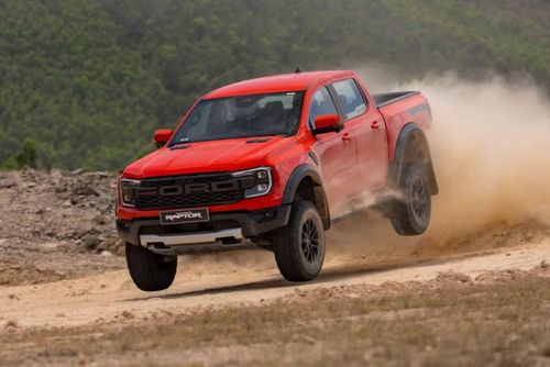 Động cơ mới giúp Raptor tăng tốc mượt mà trên các địa hình như sỏi, đất, bùn và cát.