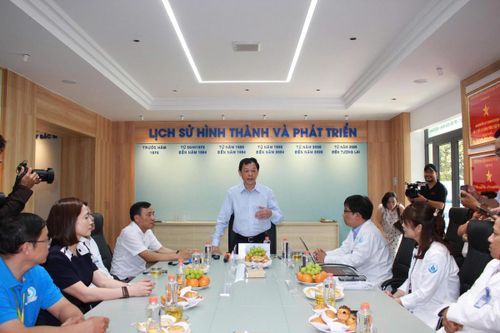 Thứ trưởng Bộ Y tế Nguyễn Tri Thức phát biểu tại buổi làm việc. Ảnh: Đỗ Bá