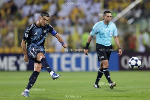 Ngôi sao người Bồ Đào Nha đã ghi 100 bàn thắng cho Al Nassr trong tổng số 971 pha lập công trong sự nghiệp. Ảnh: EPA.