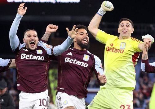 Emiliano Martinez cùng đồng đội thăng hoa.