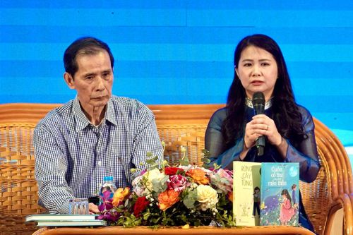 TS Trịnh Đặng Nguyên Hương (bên phải) cho rằng trẻ em không còn khoảng trống thời gian lẫn tâm trí cho việc đọc. Ảnh: Thụy An.