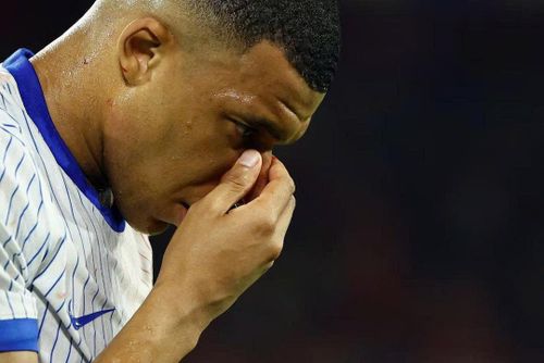 Mbappe bị chỉ trích sau khi lộ ảnh anh đi nghỉ dưỡng cùng bạn gái trong thời gian điều trị chấn thương. Ảnh: Reuters.