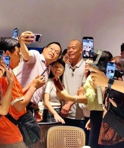Ông Mo tiếp tục thu hút sự chú ý khi xuất hiện ở chi nhánh mới. Ảnh: 21jingji.