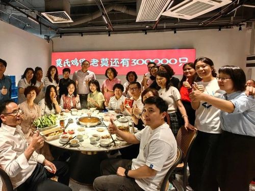 Nhiều thực khách kéo đến ủng hộ chi nhánh của lẩu gà ông Mo. Ảnh: 21jingji.