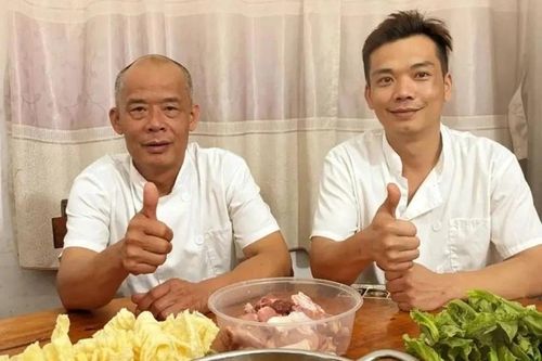 Ông Mo và con trai livestream bán gia vị lẩu trong tối 3/5. Ảnh: Weibo.