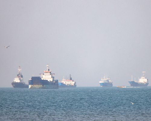  Vận chuyển hàng hóa ở eo biển Hormuz gần Bandar Abbas (Iran) vào ngày 4/5. Ảnh: Reuters. 
