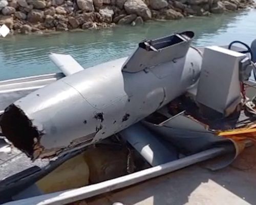  Mảnh vỡ được cho là của một máy bay không người lái của Mỹ bị trôi dạt vào bờ biển đảo Hormuz của Iran, sau các cuộc tấn công của Mỹ vào một tàu chở dầu mang cờ Iran vào ngày 6/5. Ảnh: WANA. 