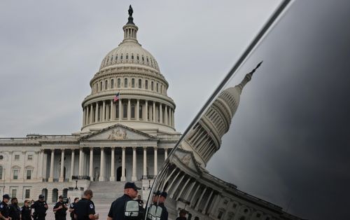  Quyền điều hành tối cao đối với lực lượng vũ trang của ông Trump đang vấp phải rào cản về ngân sách quốc hội. Ảnh: Reuters.