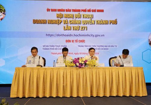  Đại diện các sở ban ngành ở TP.HCM đối thoại với doanh nghiệp. Ảnh: Nguyễn Thuận. 