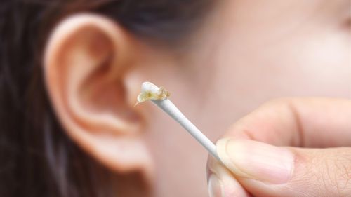 Tăm bông không phải giải pháp tốt nhất để vệ sinh hoặc lấy ráy tai. Ảnh: Popular Science.