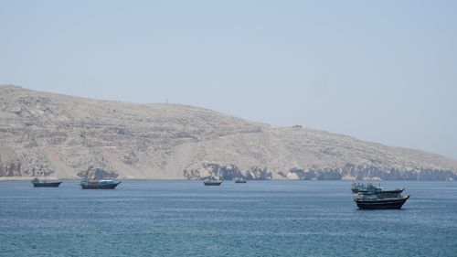  Các tàu chở dầu tại eo biển Hormuz ngày 6/5. Ảnh: Reuters.