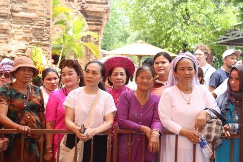 Du khách tại Tháp Bà Pô Nagar