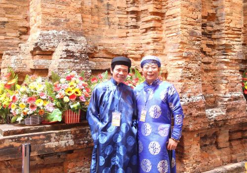 Trang phục áo dài, khăn đóng tại lễ hội