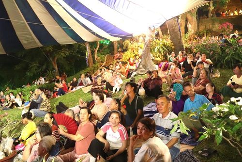 Đông đảo người dân, du khách đến xem chương trình nghệ thuật tại Tháp Bà Pô Nagar