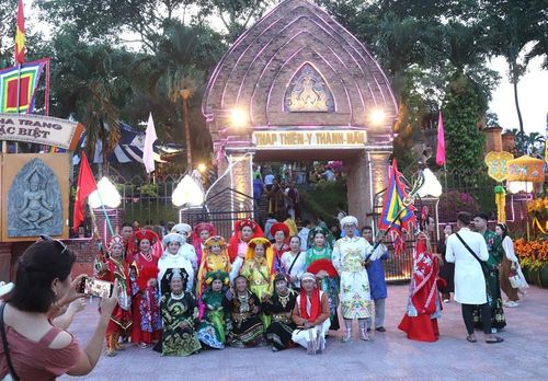 Cổng Tháp Bà Pô Nagar luôn đông đúc người đến chụp hình