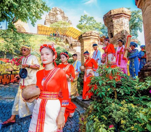 Các cô gái Chăm trong trang phục truyền thống đến với lễ hội
