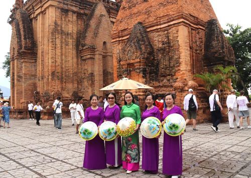 Nhiều du khách trong trang phục áo dài đến với lễ hội