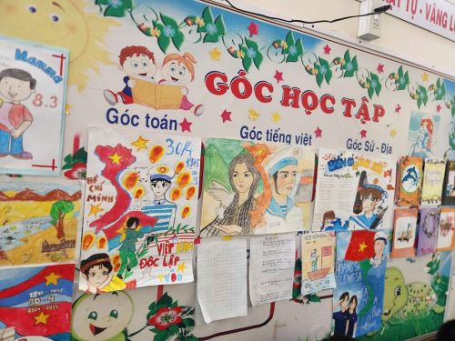 Góc học tập rực rỡ sắc màu với những bức tranh về Tổ quốc, nơi ước mơ và tình yêu biển đảo được nuôi dưỡng mỗi ngày