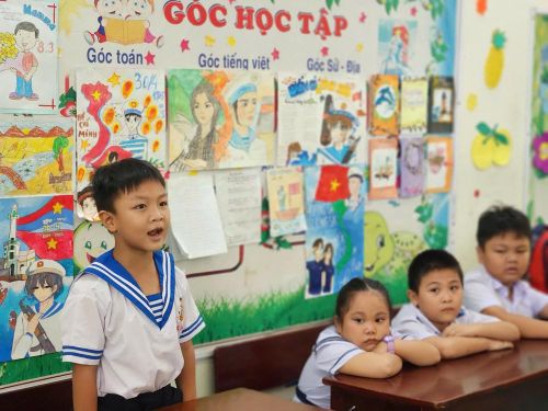 Tiếng đánh vần trong trẻo của học sinh vang lên trong lớp học nhỏ, nơi con chữ đang lặng thầm nảy mầm giữa trùng khơi