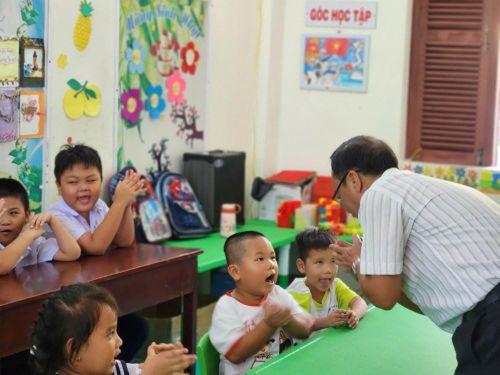 Thầy Phan Quang Tuấn tận tụy hướng dẫn từng cử chỉ, từng nhịp vỗ tay cho học trò, gieo yêu thương qua những bài học giản dị