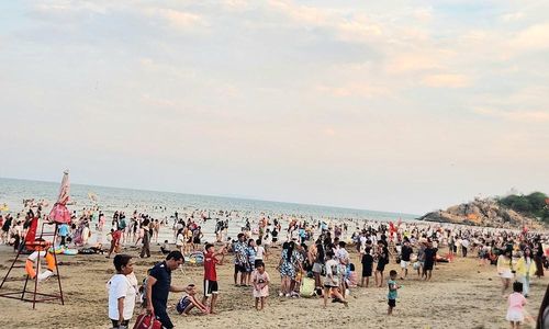 Kỳ nghỉ lễ, biển Sầm Sơn (Thanh Hóa) ken đặc du khách, các bãi tắm chật kín người