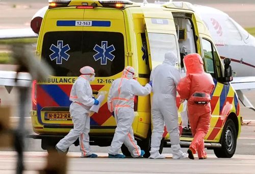 Các nhân viên y tế hộ tống một bệnh nhân sơ tán khỏi tàu du lịch MV Hondius do nghi nhiễm virus Hanta. Ảnh: AP