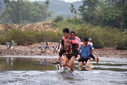 Trẻ nhỏ bám vai cha mẹ, vượt dòng Xà Lò đến lớp giữa nỗi lo nước dâng bất chợt