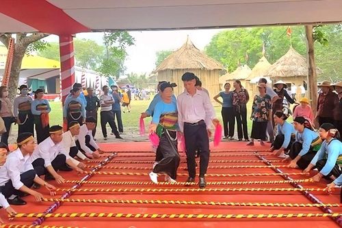 Trò diễn dân gian múa sạp tại Lễ hội đền thờ Lê Hoàn