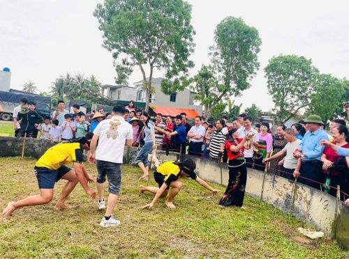 Người dân hào hứng tham gia trò chơi dân gian bịt mắt bắt vịt, tạo không khí vui tươi, sôi động tại lễ hội đền thờ Lê Hoàn