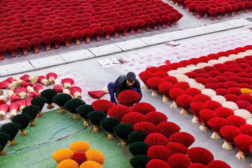 Chân hương truyền thống thường được nhuộm đỏ hoặc hồng. Những năm gần đây, để phục vụ nhu cầu trang trí và chụp ảnh, nhiều cơ sở còn nhuộm thêm các màu như xanh, tím, vàng… tạo nên những bó hương rực rỡ và bắt mắt hơn