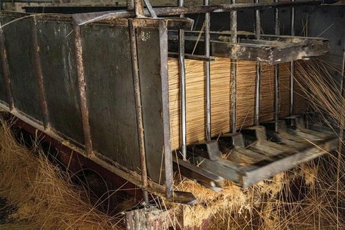 Sau đó tăm thô sẽ được đưa vào máy chuyên dụng để chà thành tăm hương tròn, đều và đẹp. Phần mùn và xơ hay những thanh tăm quá mỏng sẽ được loại bỏ ở giai đoạn này