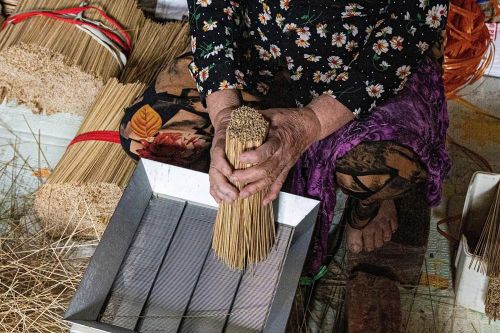 Để tạo ra một bó tăm nhang hoàn chỉnh, sản phẩm phải trải qua thêm hai công đoạn sàng lọc: Một lần chạy qua máy để phân loại và một lần cuối trên máy rung nhằm loại bỏ những que cong, gãy hoặc chưa đạt chất lượng. Người làm tăm hương nơi đây luôn tỉ mỉ trong từng công đoạn, bởi với họ, đây không chỉ là một nghề thủ công mà còn là công việc gắn với yếu tố tín ngưỡng và tâm linh