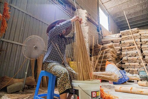 Người thợ thực hiện công đoạn lắc và chọn tăm hương để phân loại những que tăm đẹp nhất