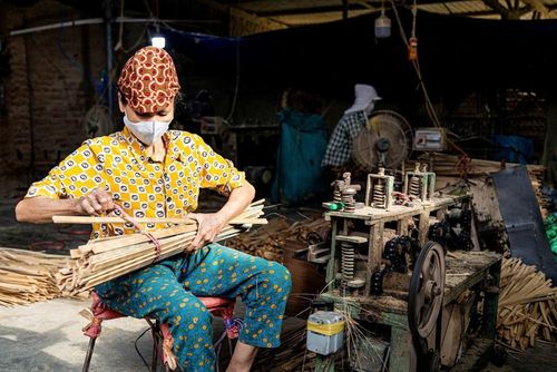 Thanh vầu (nguyên liệu chính để làm tăm hương) - thường được nhập từ Thanh Hóa. Trước đây, những cây vầu già sau khi đưa về xưởng sẽ được người thợ chẻ hoàn toàn bằng tay. Tuy nhiên, cùng với sự thay đổi trong phương thức sản xuất, các cơ sở hiện nay chủ yếu thu mua vầu đã qua sơ chế để đưa vào xử lý bằng máy móc, tiếp tục trải qua nhiều công đoạn khác nhau trước khi trở thành những cây tăm hương hoàn chỉnh