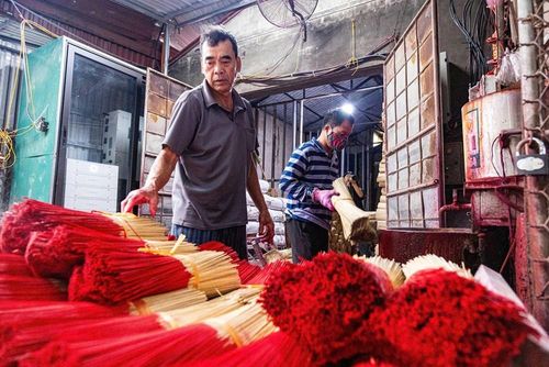 Tăm tre được nhộm màu trước khi đem đi phơi
