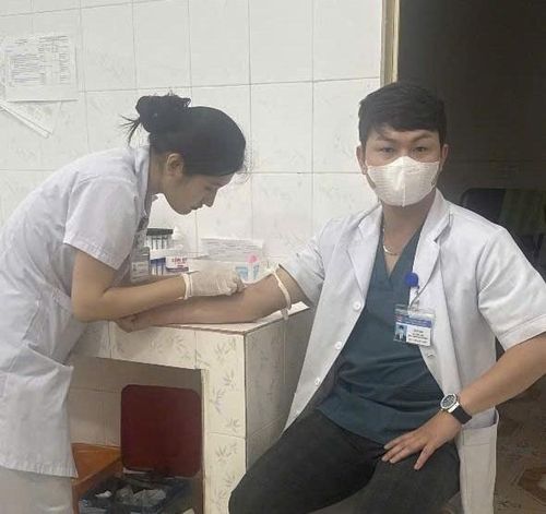 Cán bộ, nhân viên, y bác sĩ hiến máu đảm bảo nguồn máu cấp cứu cho bệnh nhân