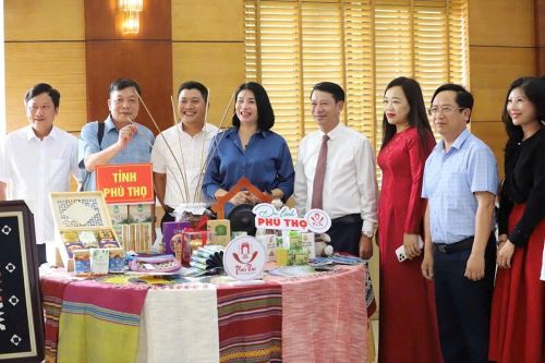 Các đại biểu tham quan Khu trưng bày giới thiệu sản phẩm du lịch tỉnh Phú Thọ