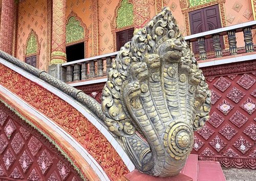 Phù điêu hình rồng thần Naga được chạm khắc tinh xảo dọc lối đi trong khuôn viên chùa. Ảnh: Thanh Sang - TTXVN