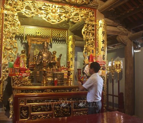 Phần mộ, tượng đồng, bia ký khắc ghi tiểu sử, sự nghiệp của nhà sử học Lê Văn Hưu được lưu giữ tại xã Thiệu Trung, tỉnh Thanh Hóa. Ảnh: Hoa Mai/TTXVN