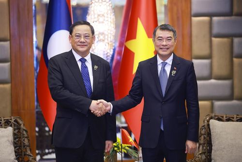 Thủ tướng Lê Minh Hưng gặp Thủ tướng Lào Sonexay Siphandone. Ảnh: Dương Giang – TTXVN