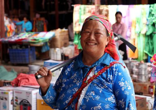 Nụ cười rạng rỡ, trang phục truyền thống rực sắc giữa phiên chợ vùng cao Minh Tân (Tuyên Quang). Ảnh: Đức Thọ - TTXVN