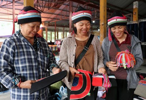 Nụ cười rạng rỡ, trang phục truyền thống rực sắc giữa phiên chợ vùng cao Minh Tân (Tuyên Quang). Ảnh: Đức Thọ - TTXVN