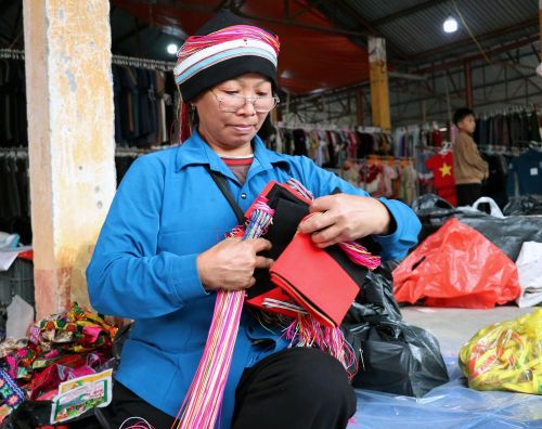 Nụ cười rạng rỡ, trang phục truyền thống rực sắc giữa phiên chợ vùng cao Minh Tân (Tuyên Quang). Ảnh: Đức Thọ - TTXVN
