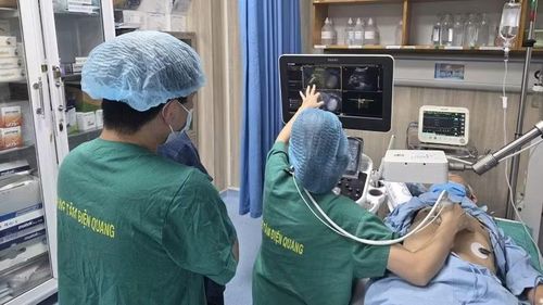 Thực hiện thủ thuật cho người bệnh bằng kỹ thuật kỹ thuật siêu âm hòa hình thời gian thực tại Viện Điện quang chẩn đoán và can thiệp.