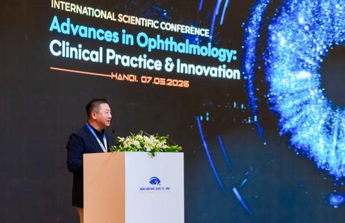 Bác sĩ Nguyễn Đăng Dũng, Giám đốc Bệnh viện Mắt quốc tế DND phát biểu tại hội thảo.