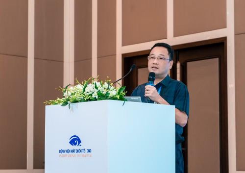 Bác sĩ Đinh Yên Lục, Giám đốc Bệnh viện Mắt quốc tế DND Hải Dương chia sẻ nội dung “Sử dụng kháng sinh trong dự phòng nhiễm trùng sau phẫu thuật nội nhãn” tại hội thảo.