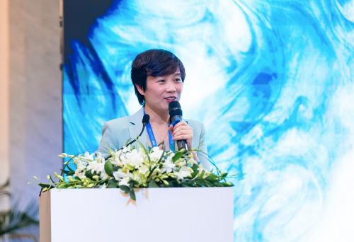 Bác sĩ Đặng Thị Như Quỳnh, Phó Giám đốc Bệnh viện Mắt quốc tế DND trình bày báo cáo “Bằng chứng lâm sàng trong lựa chọn phương pháp phẫu thuật tật khúc xạ”.